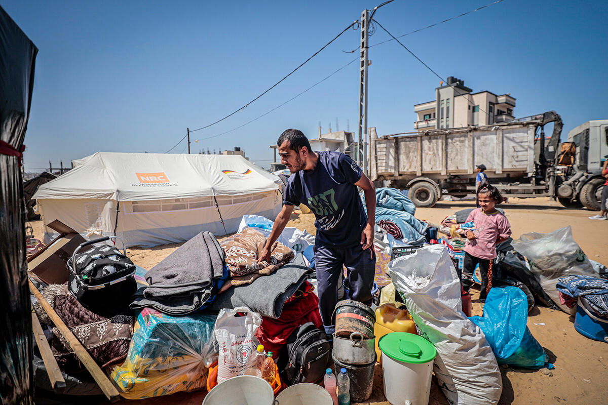 En mann og datteren hans pakker sammen sakene sine for å evakuere fra Rafah.